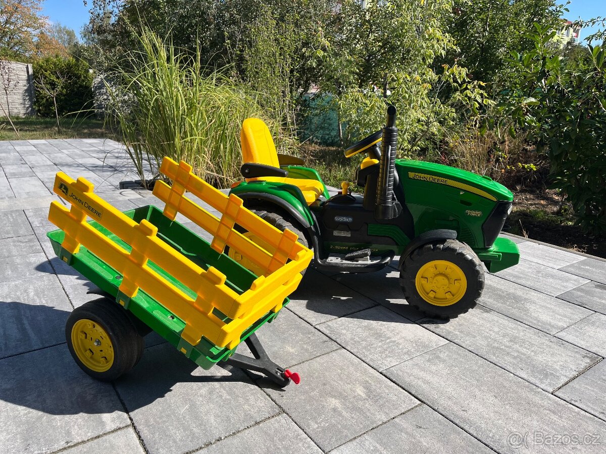 Elektrický traktor s přívěsem John Deere - 2