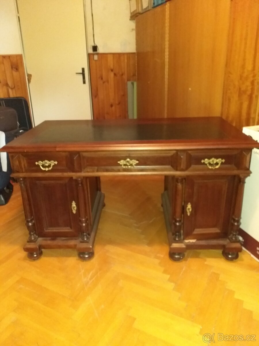 Masivní psací stůl - 2