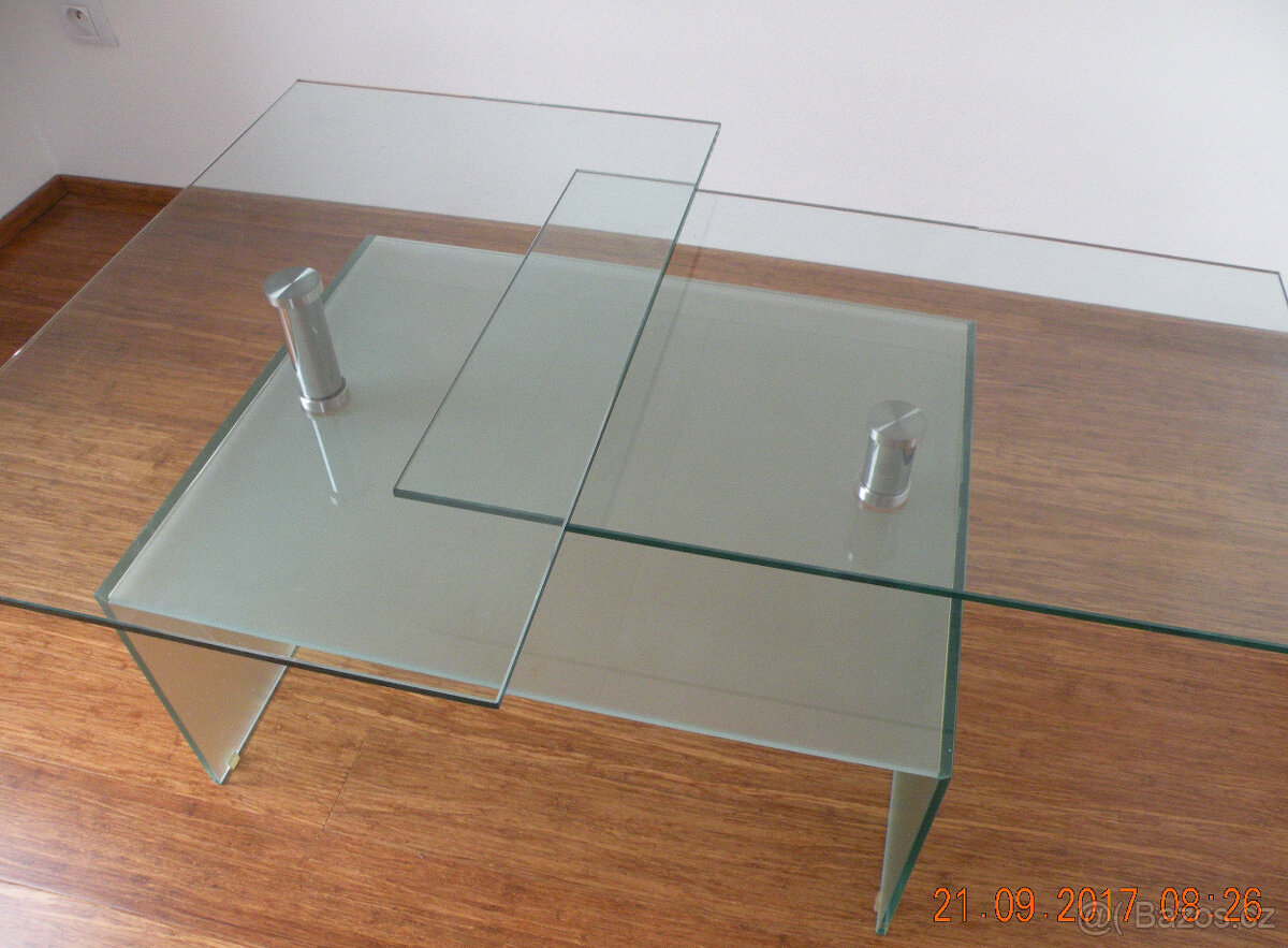 Designový skleněný stůl - 2