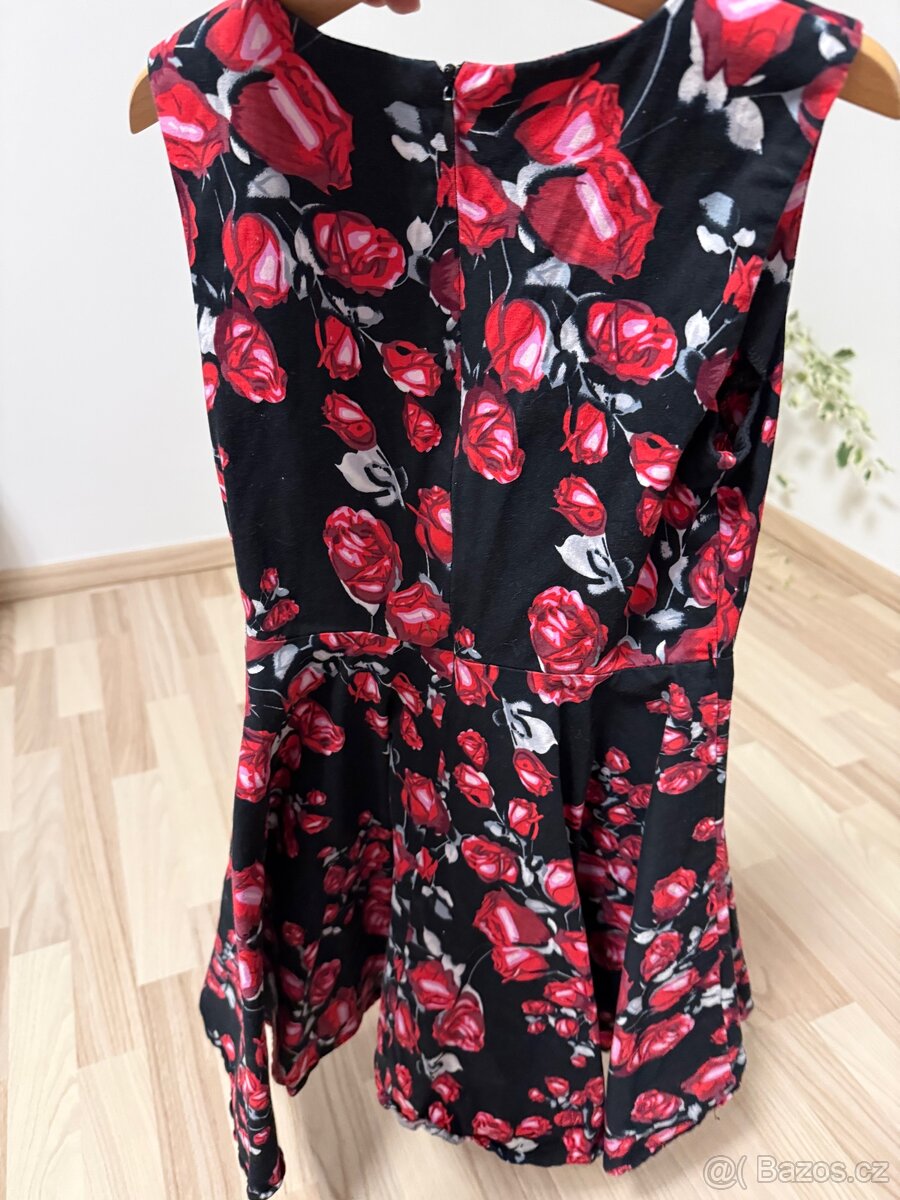 Krásné dívčí šatičky vel 7/8 let - 2