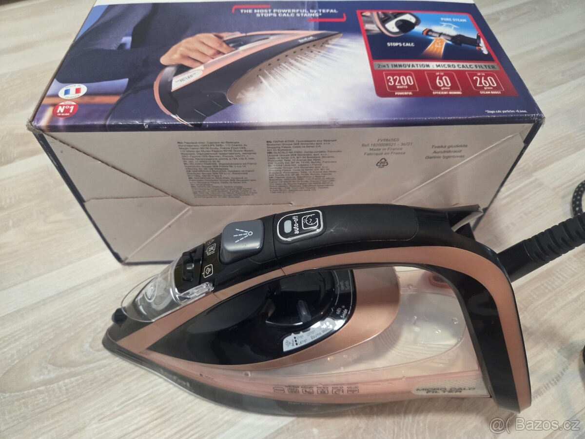 Napařovací žehlička Tefal Ultimate Pure FV9845E0 v záruce - 2