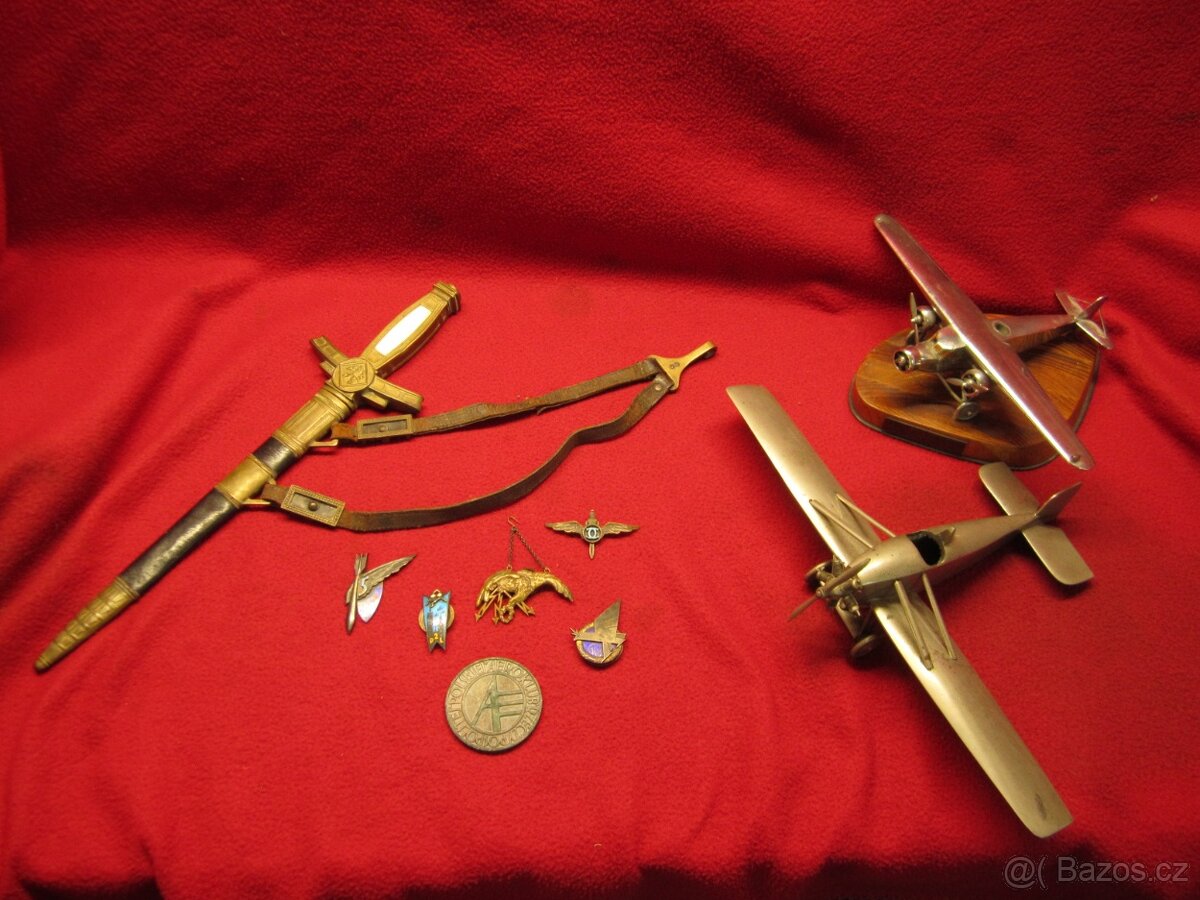 Pozustalost po letci. Kordik, vyznamenani, rumunska, polska. - 2