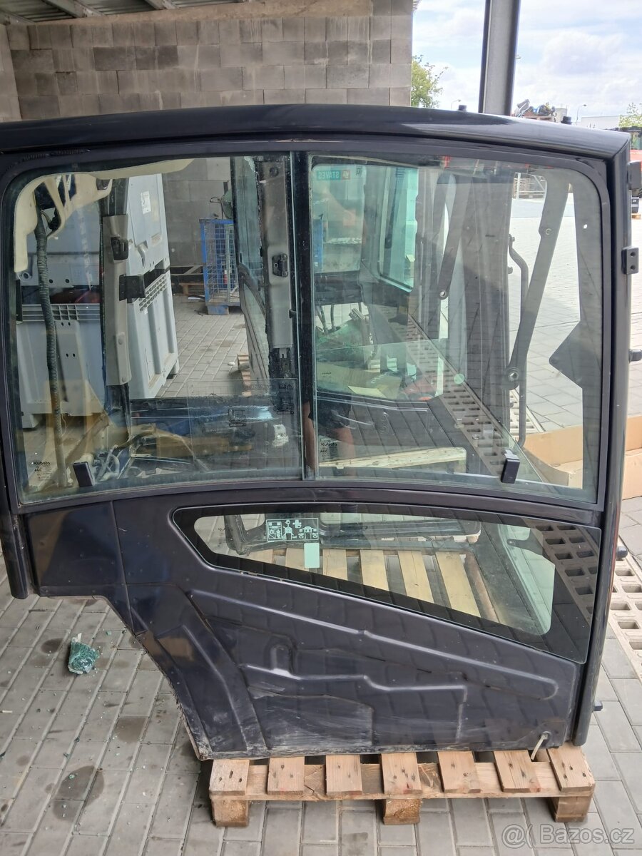 Lehce poškozená kabina bagru Kubota KX060-5 - 2