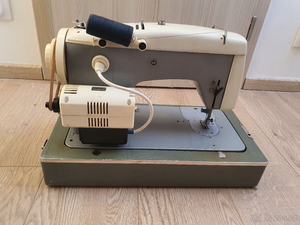 Starší šicí stroj - 2