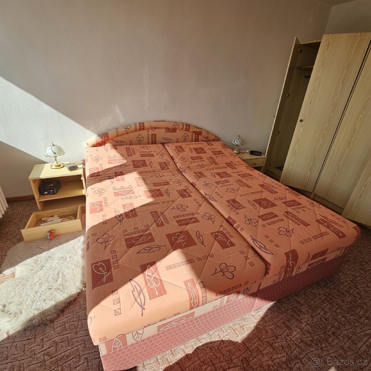 Prodám dvojlůžko s úložným prostorem - 2