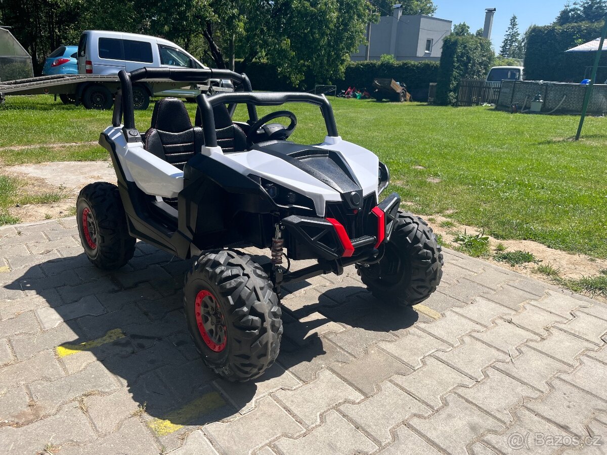 Dětská el.bugina 4x4 pro dvě děti nosnost 55 kg jako nová