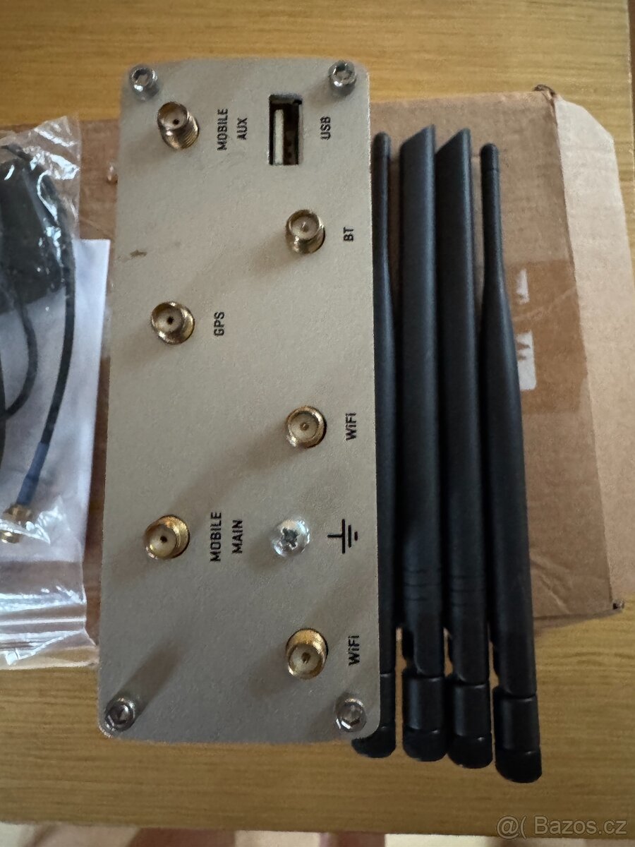 Teltonika RUTX11 LTE CAT6 router - 2