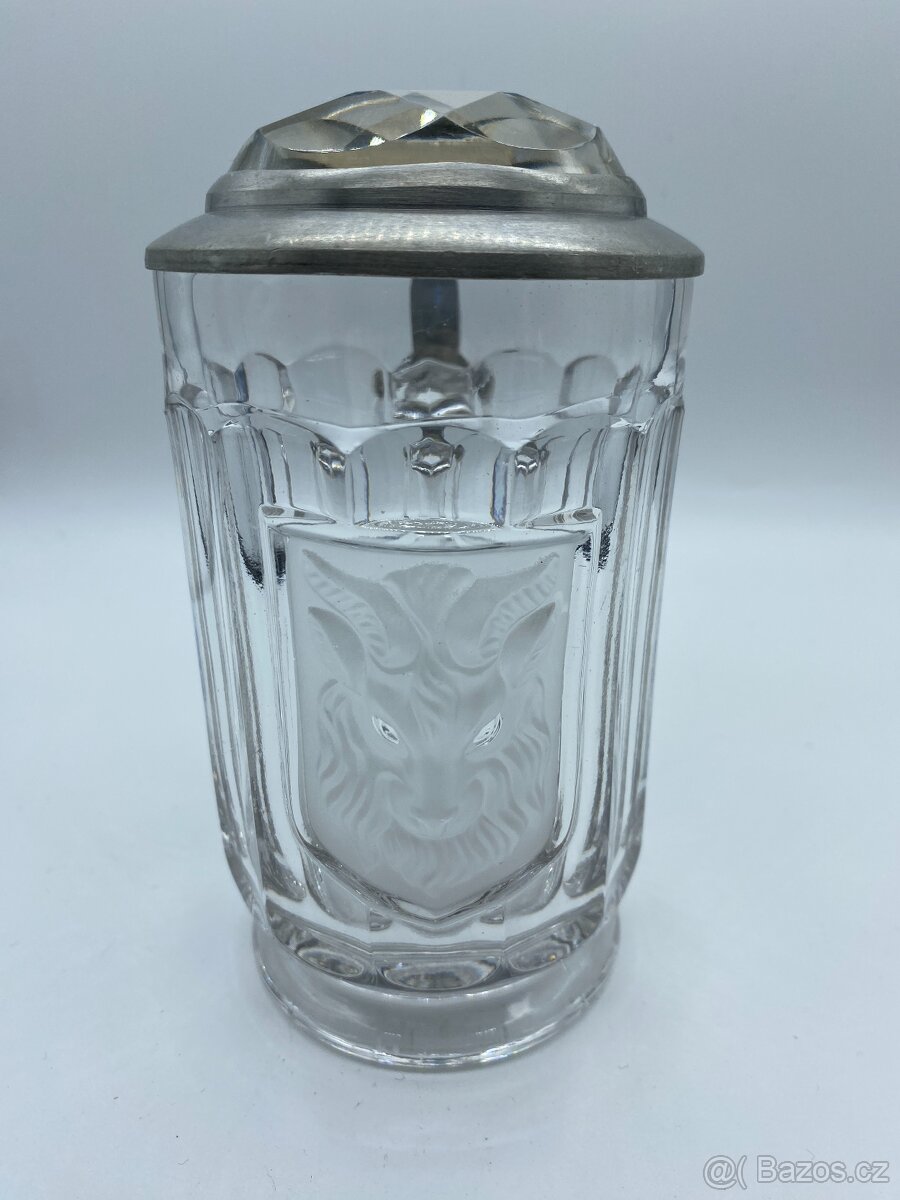 Sběratel nabízí staré skleněné korbele - 2