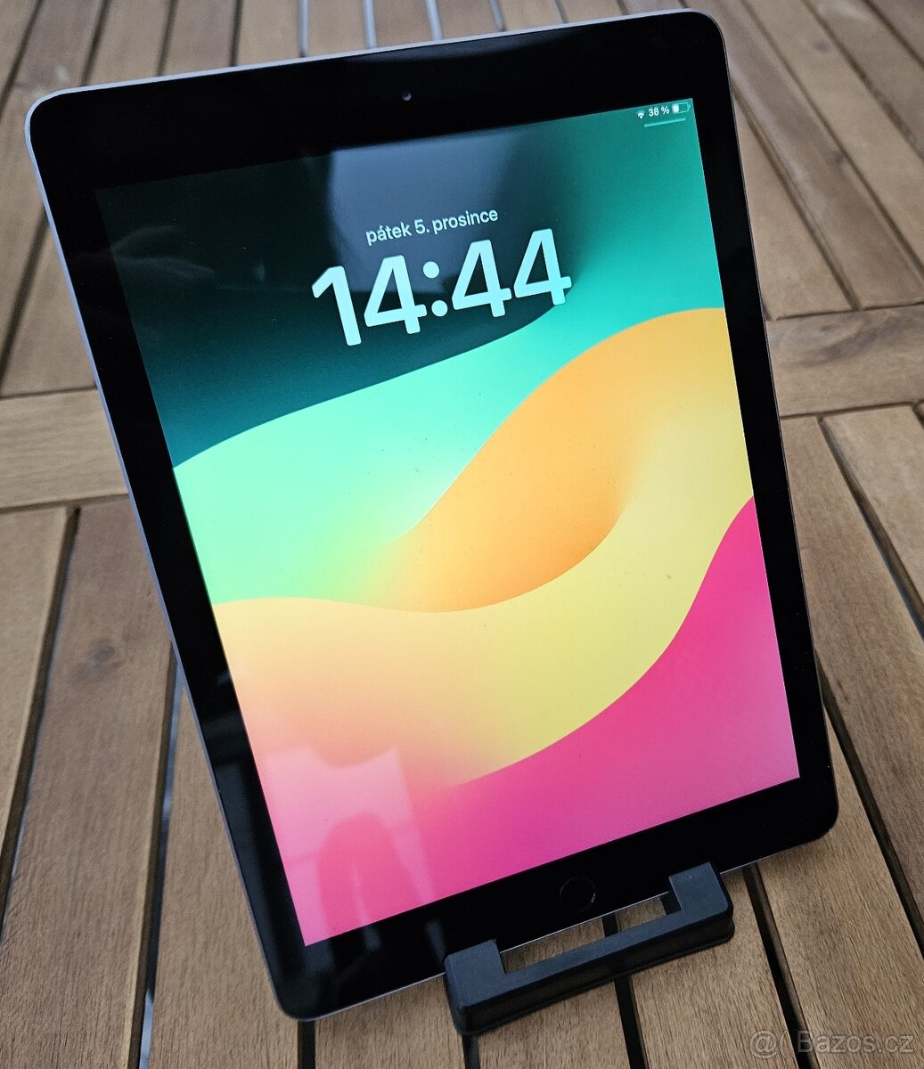 Apple iPad 6 gen. / 32GB Uložiště / IOS 17.7.10 / 9,7" - 2
