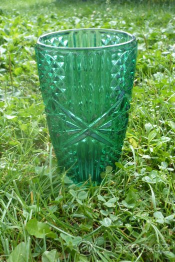 stará broušená váza zelená - 2