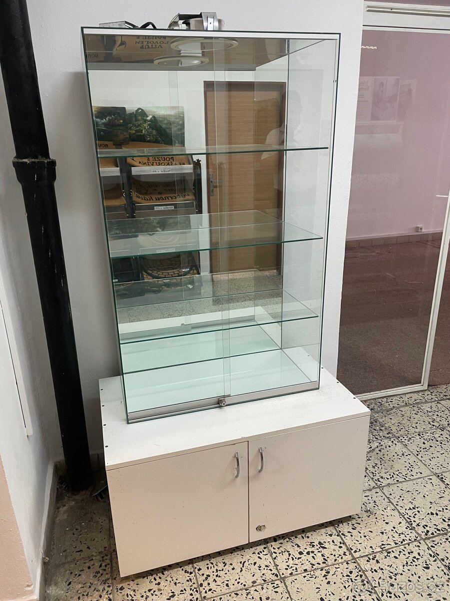 prosklené vitríny se zámkem a světlem - 2