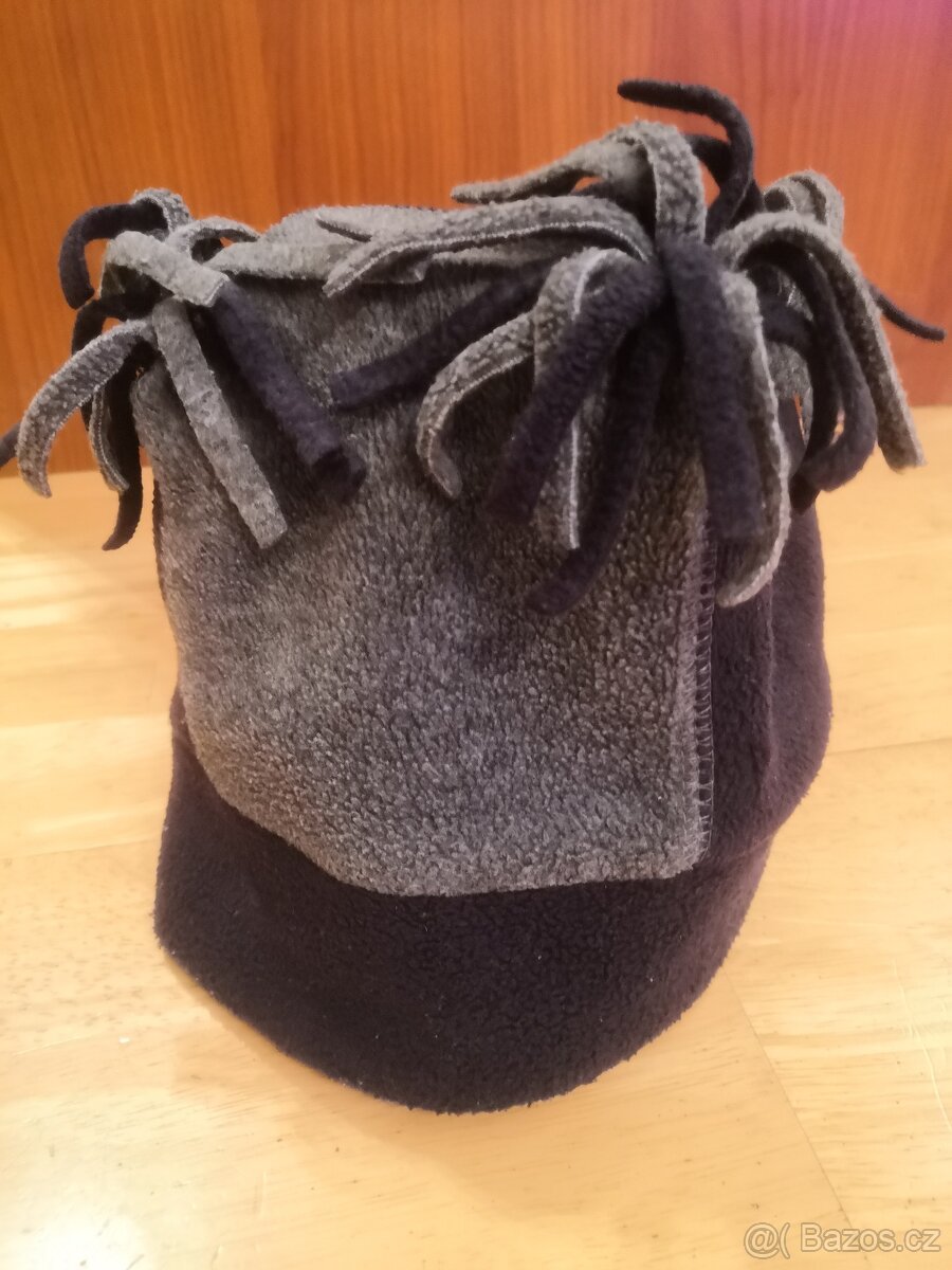 Teplá flísová čepice GAP se střapečky, obvod 52 cm - 2