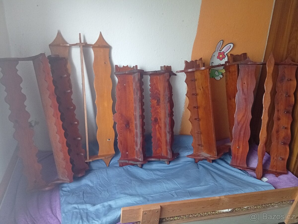 Stěna,poličky,postýlka. - 2