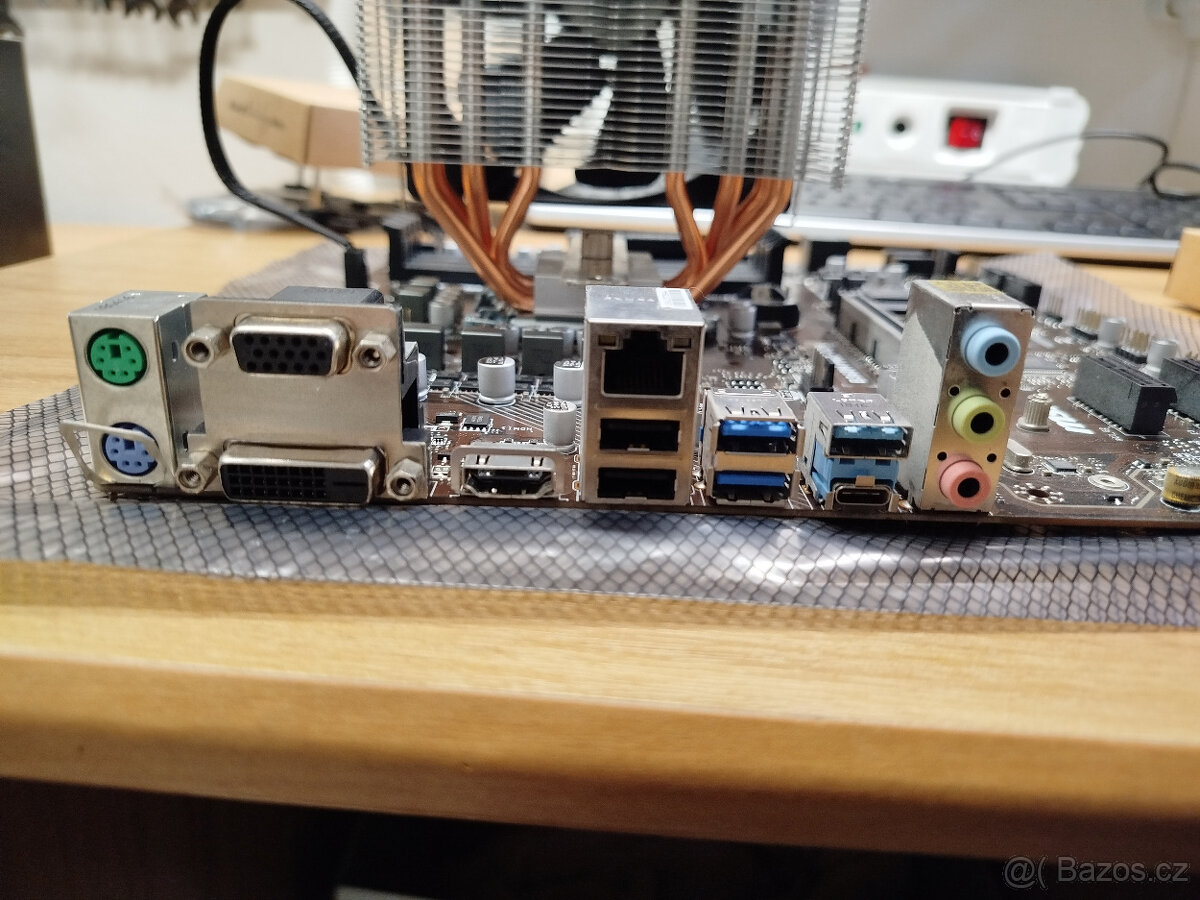 Základní deska s procesorem a chladičem - 2