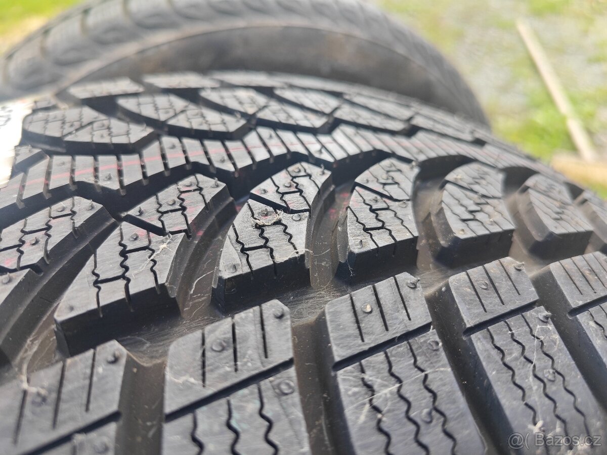 Bridgestone 215/60 R17 Zimní - 2