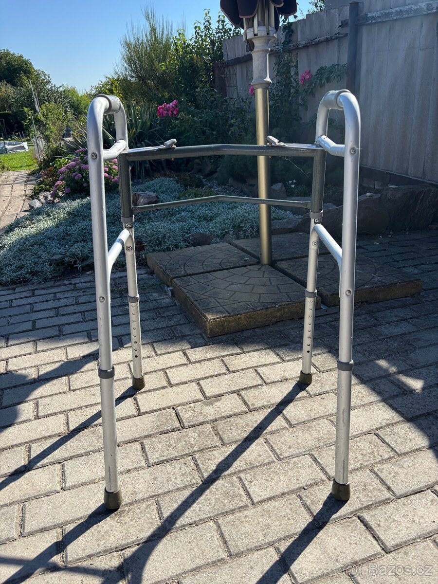 Krokovací kloubové chodítko pro seniory - 2