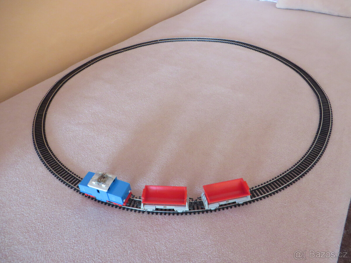 Kolejiště+ el. mašinka + vagónky - 2