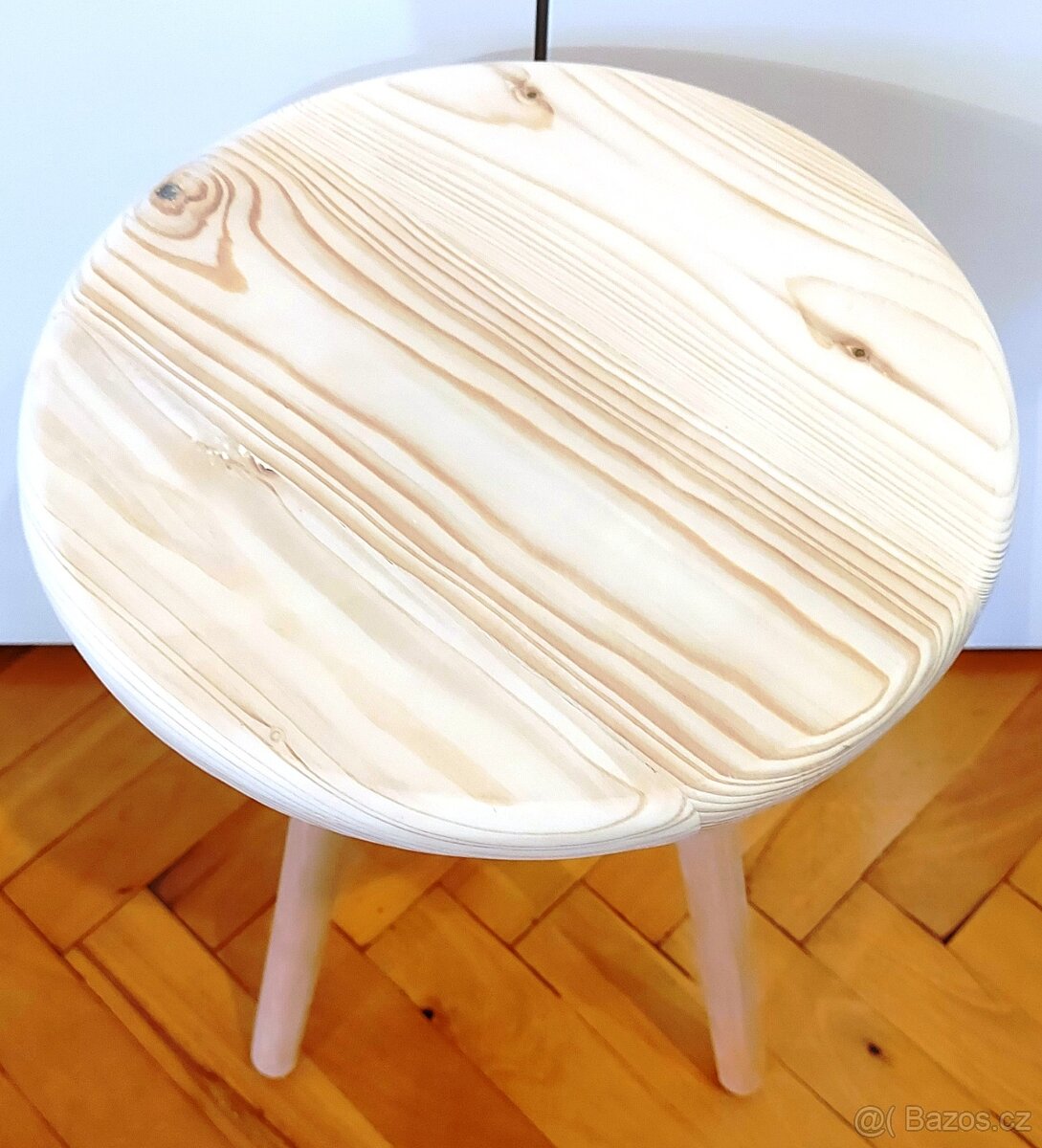 Květinový stolek na trojnožce - 2