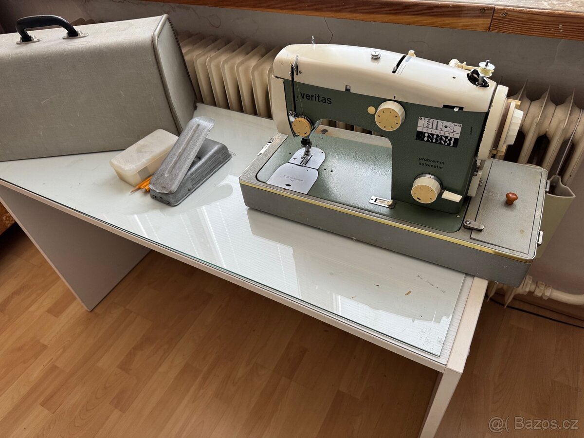 Kufříkový Šici stroj Veritas - 2