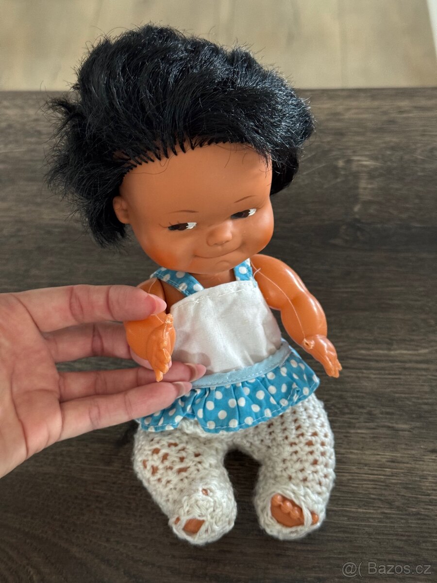 Retro panenka černovlasá - 2