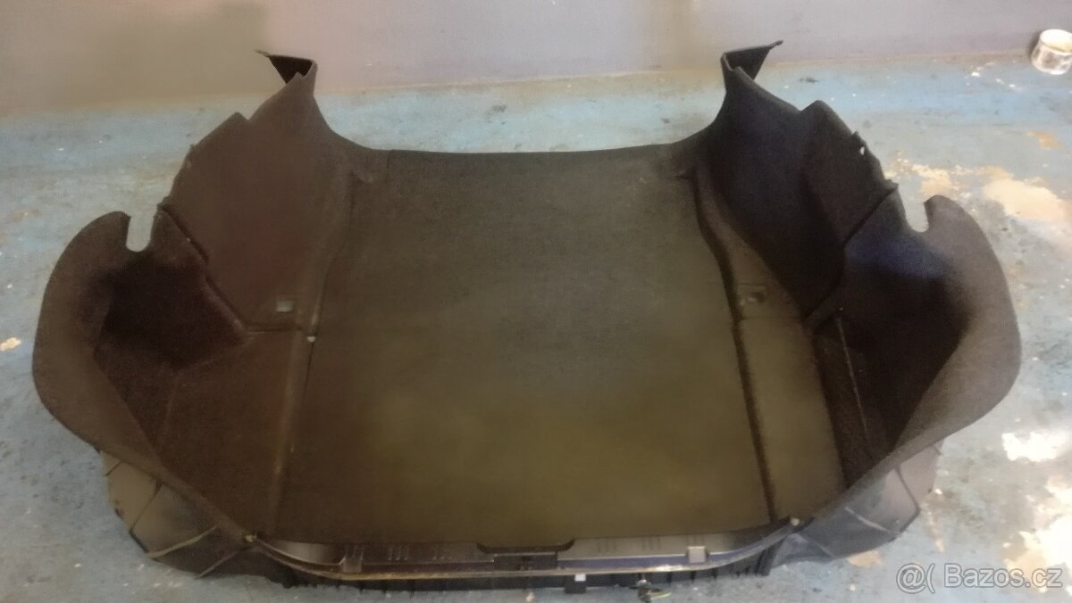 BMW E60/E61 -černá palubní deska,čalounění kufru - 2