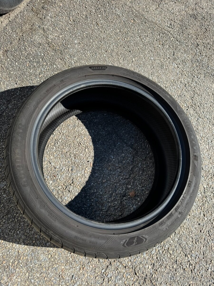 2x 1ks 225/45 Goodyear + Pirelli - 2