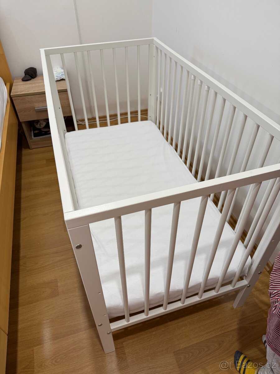 Bílá dětská postýlka s matrací v TOP stavu - 2