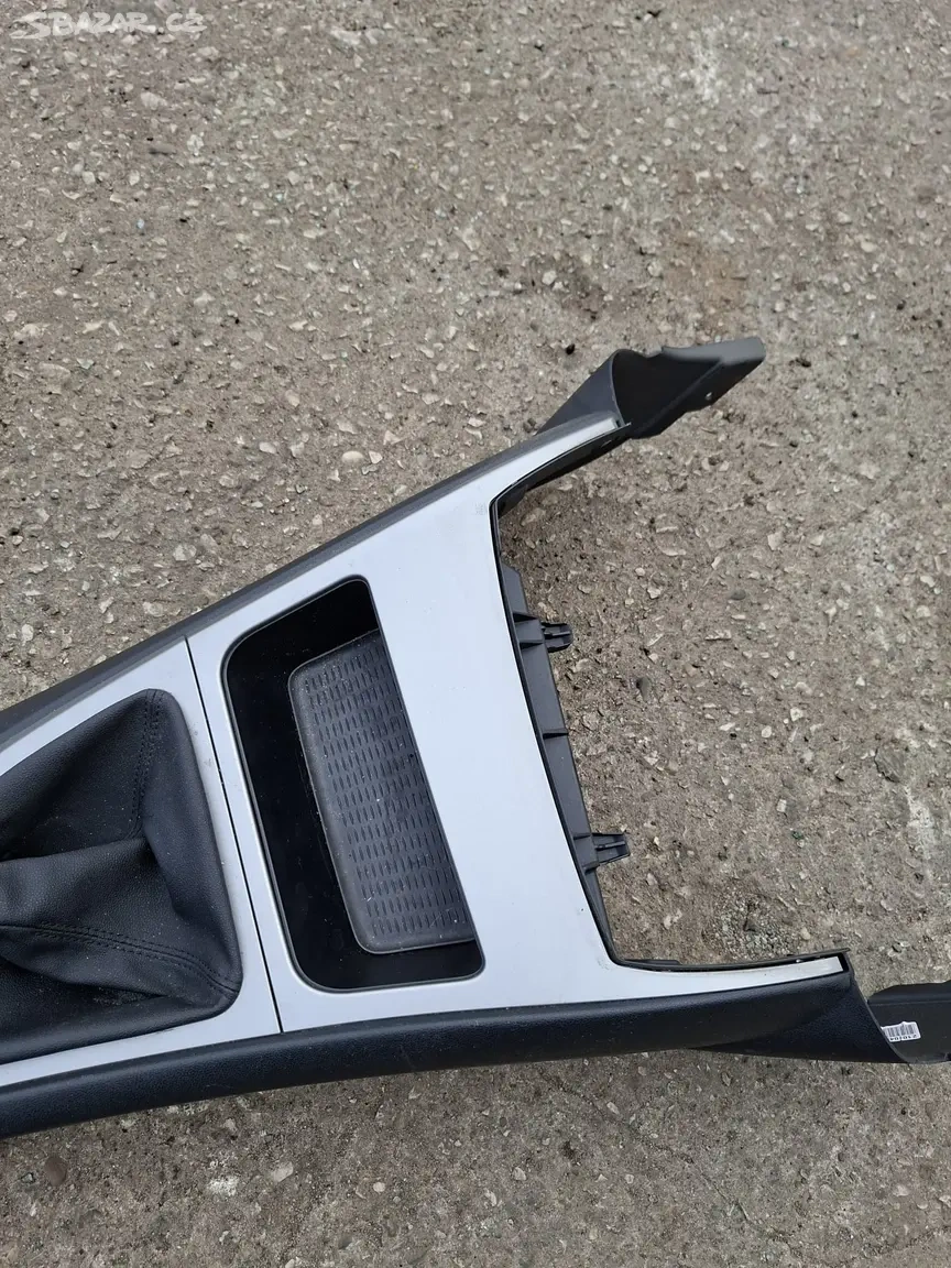 Středový tunel s nápojáky BMW e87 předface - 2