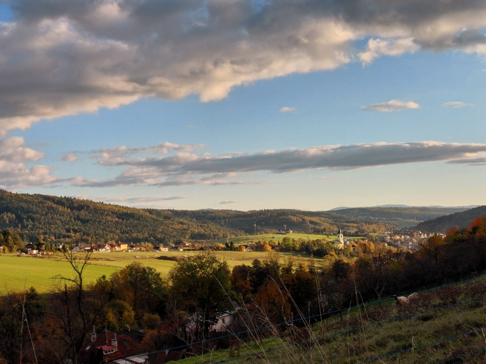 Slunné místo s duší, výhledem i st. povolením :) 4000 m2 - 2