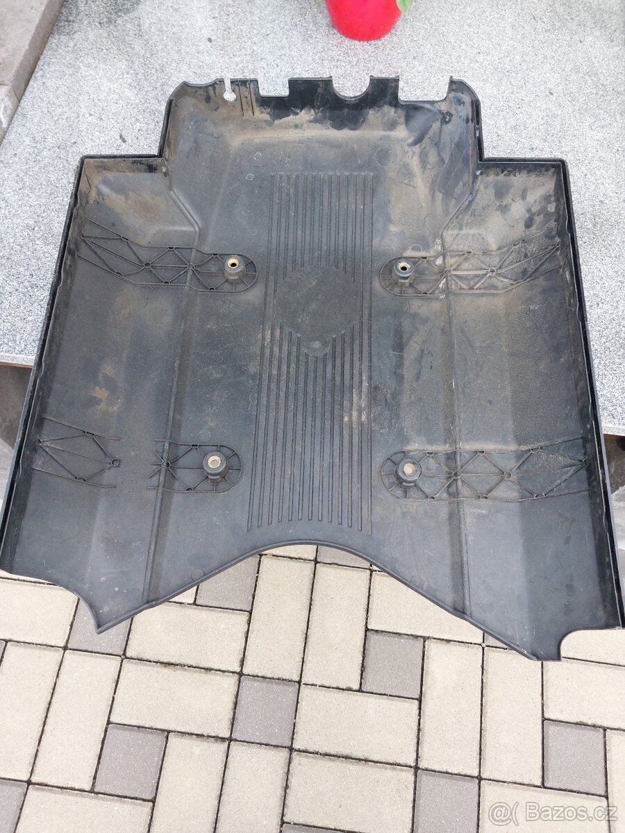 BMW kryt motoru V8 - 2