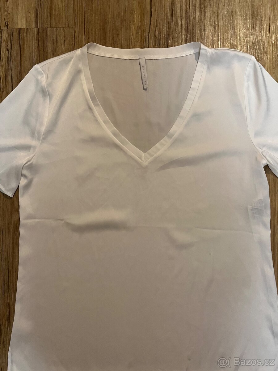 Krásná lesklá halenka - 2