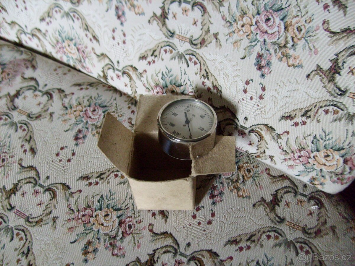 Tři různé manometry. - 2