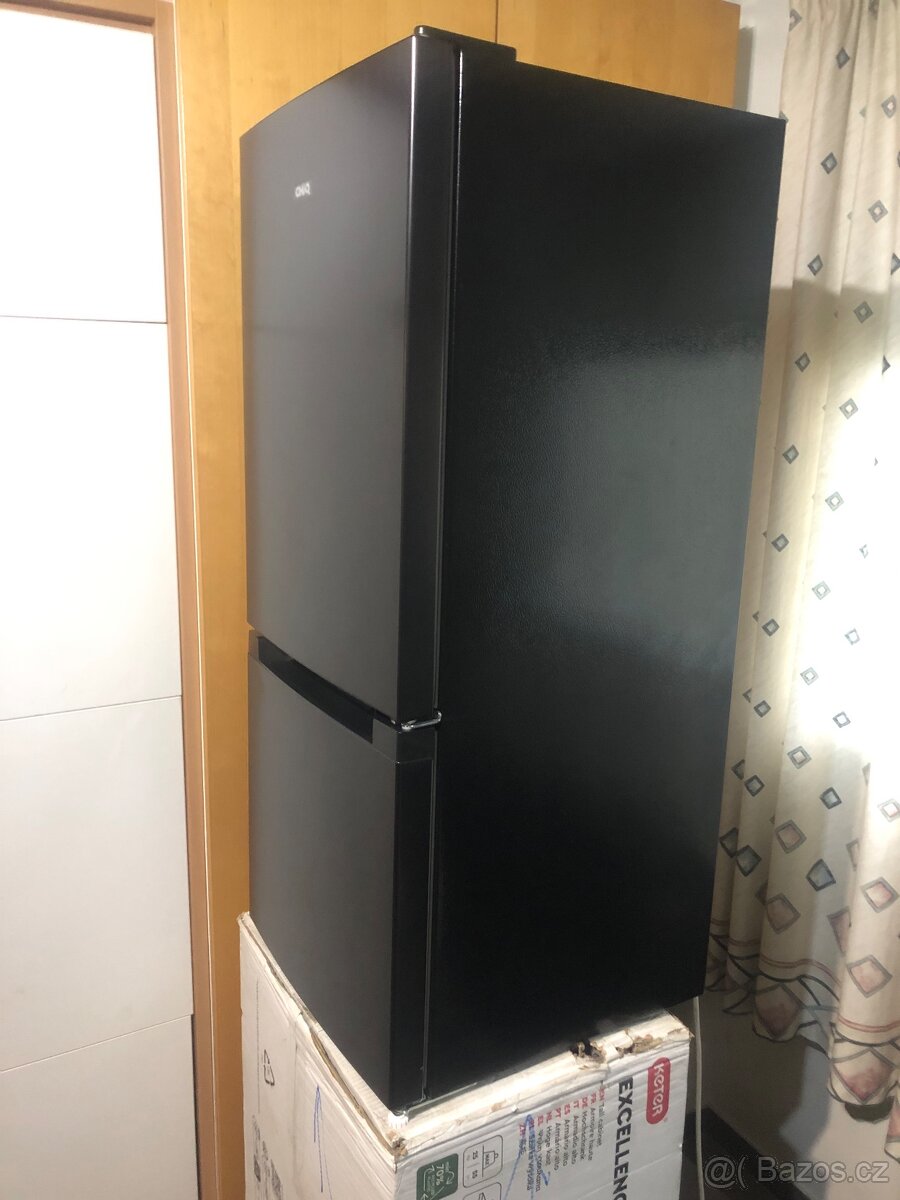 Krásná nová malá lednice s mrazákem CHIQ - 2