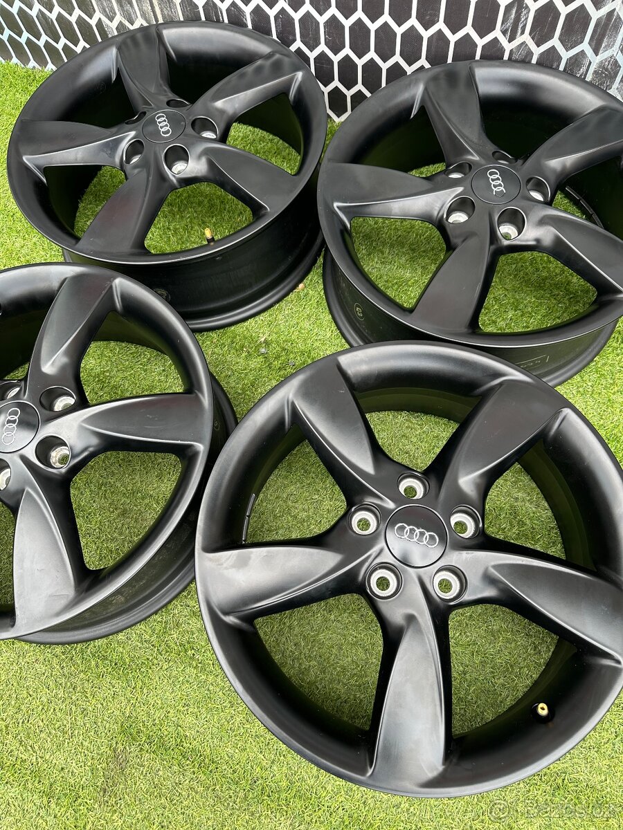 AUDI A3 - NOVÁ ORIGINÁLNÍ SADA DISKů 17 - 2