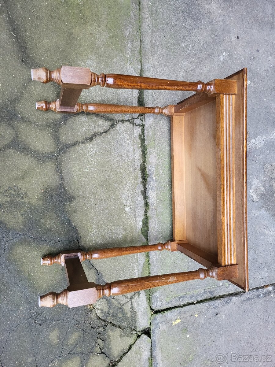 Skříňka a stoleček - 2