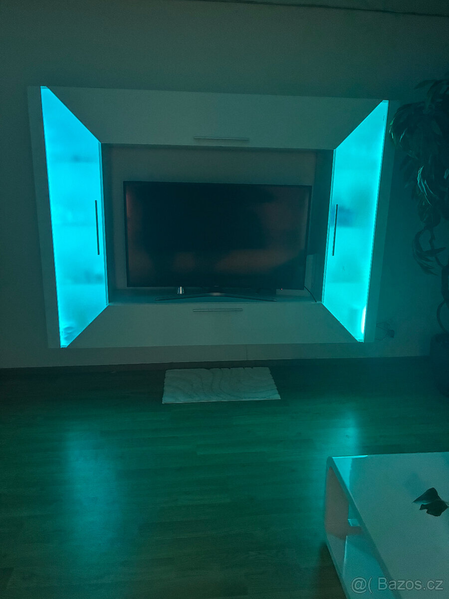 Stěna bílá - 2