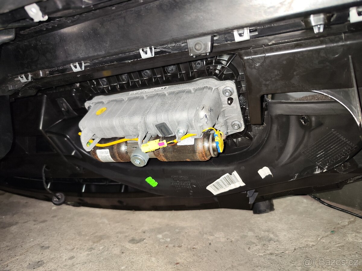 Passat b6 palubní deska včetně airbagu - 2