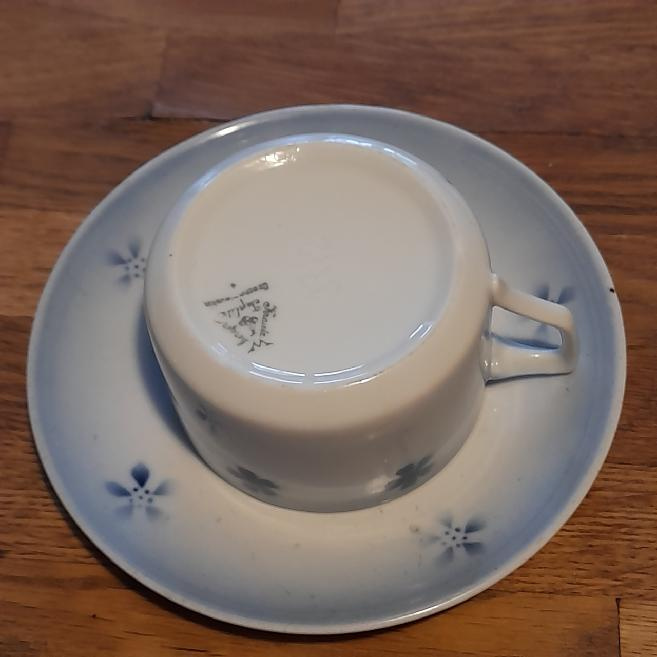 Porcelánový šálek s podšálkem - 2