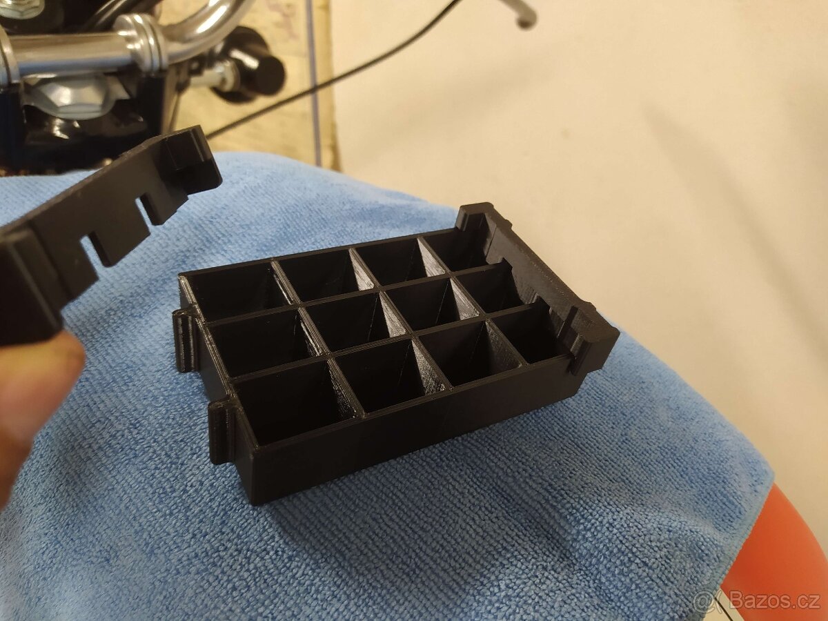 ČZ 350/472 - podložka pod akumulátor včetně fixace - 2