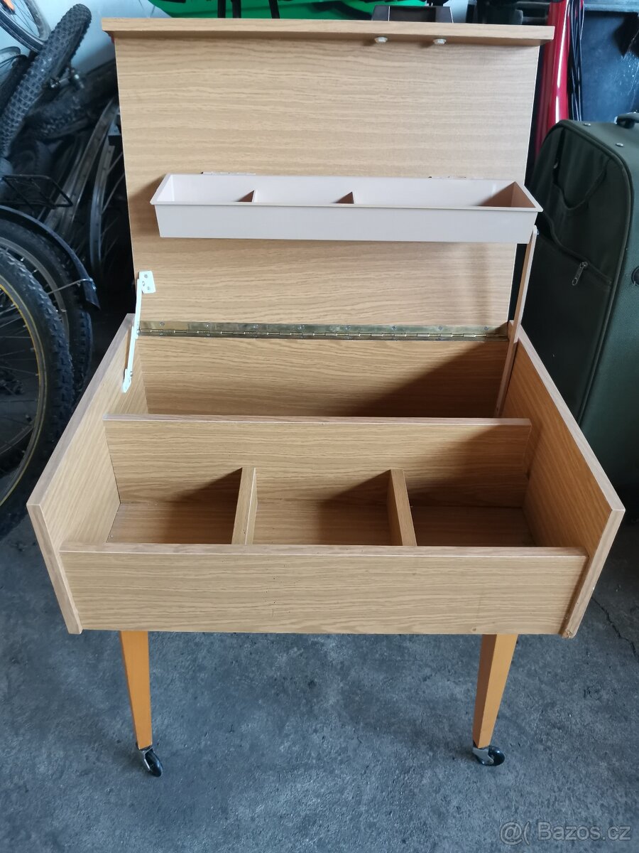 Retro dětská dřevěná šperkovnice na kolečkách 70 léta - 2