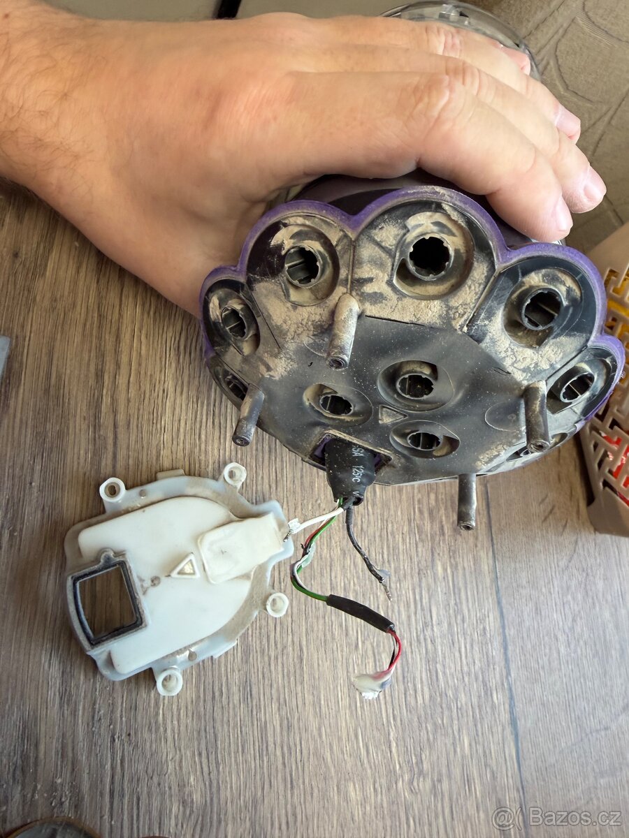 Čištění a Oprava vysavačů Dyson - 2