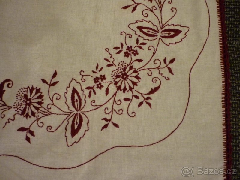 Vyšívané ubrusy a polštářek - 2