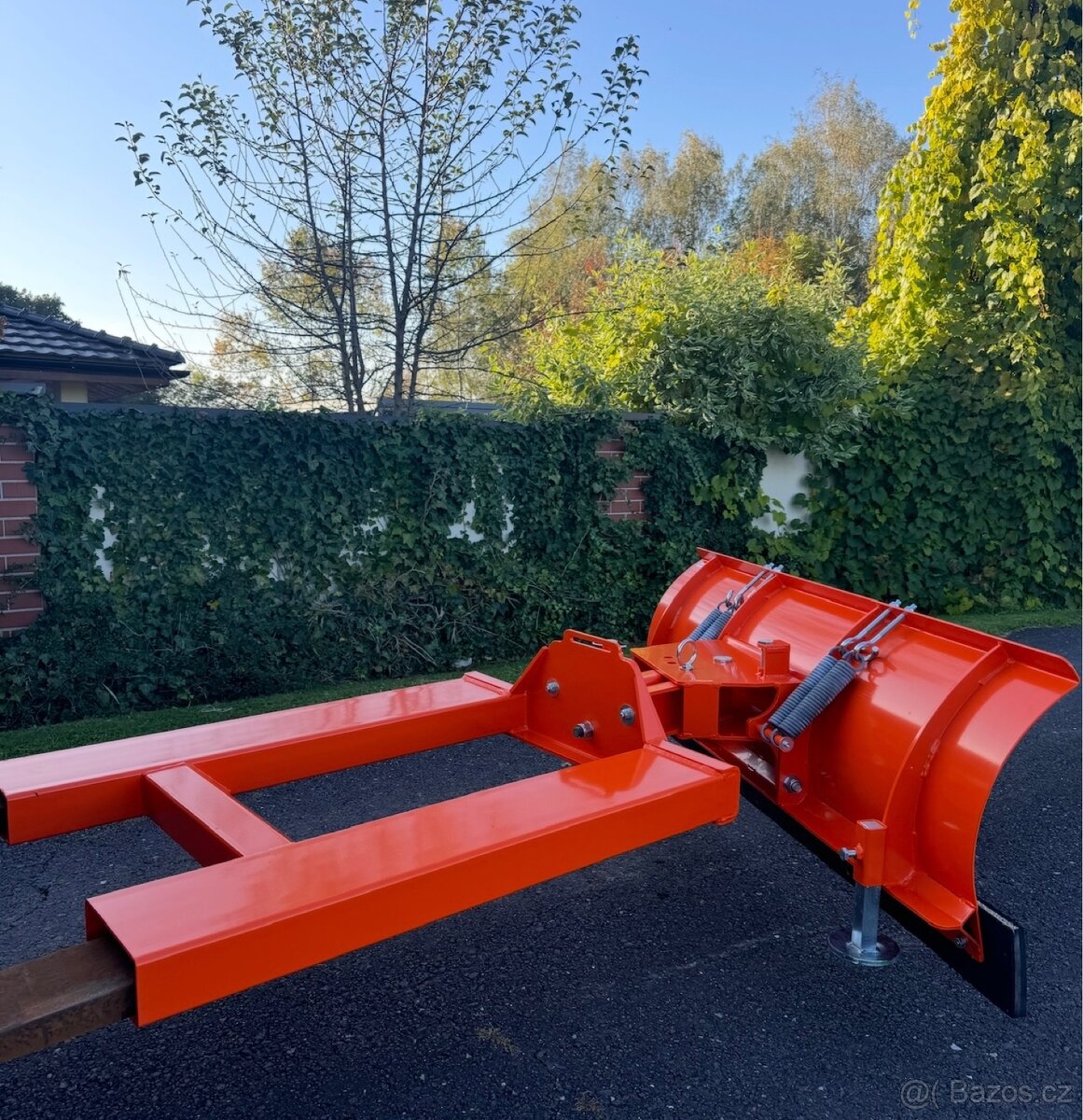 Kvalitní a velmi bytelný sněžný pluh šíře 150 cm. - 2