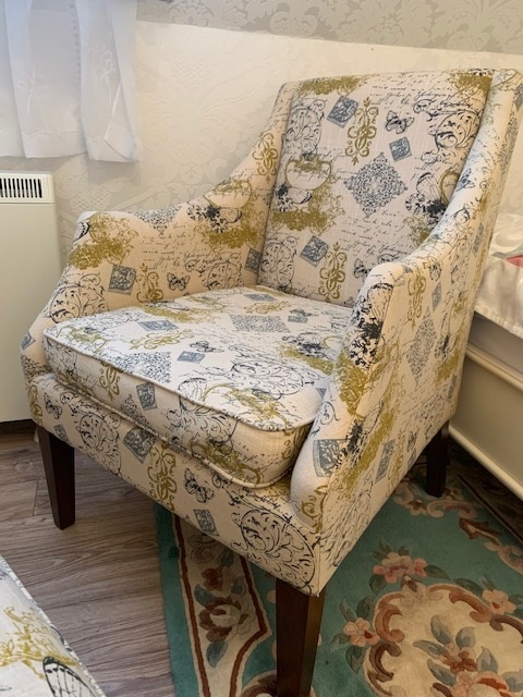 Prodám křeslo a podnožky puf - Ashley. - 2