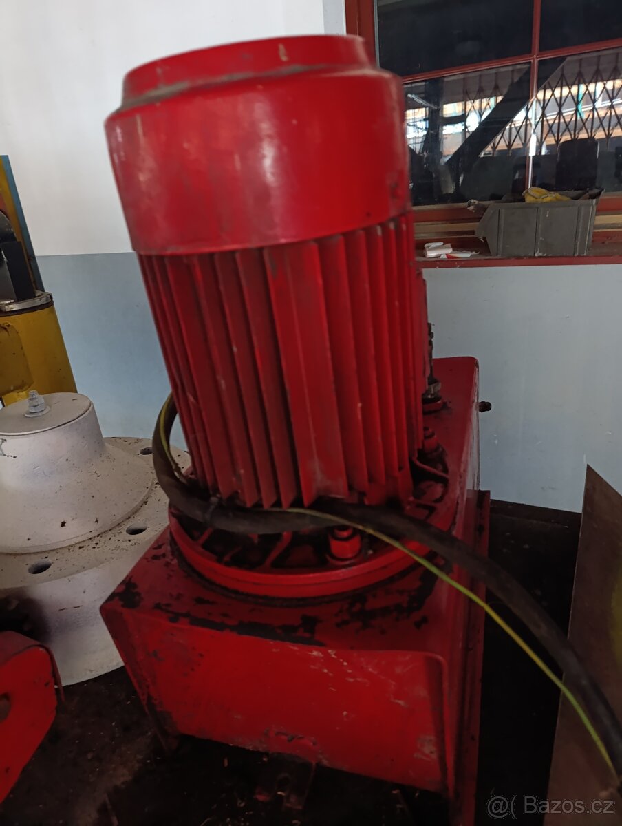 Štípačka, elektromotor, čerpadlo ,nádrž - 2