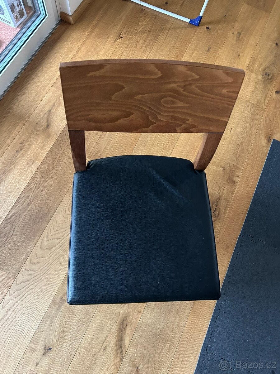 Dřevená židle s koženým čalounením - 2