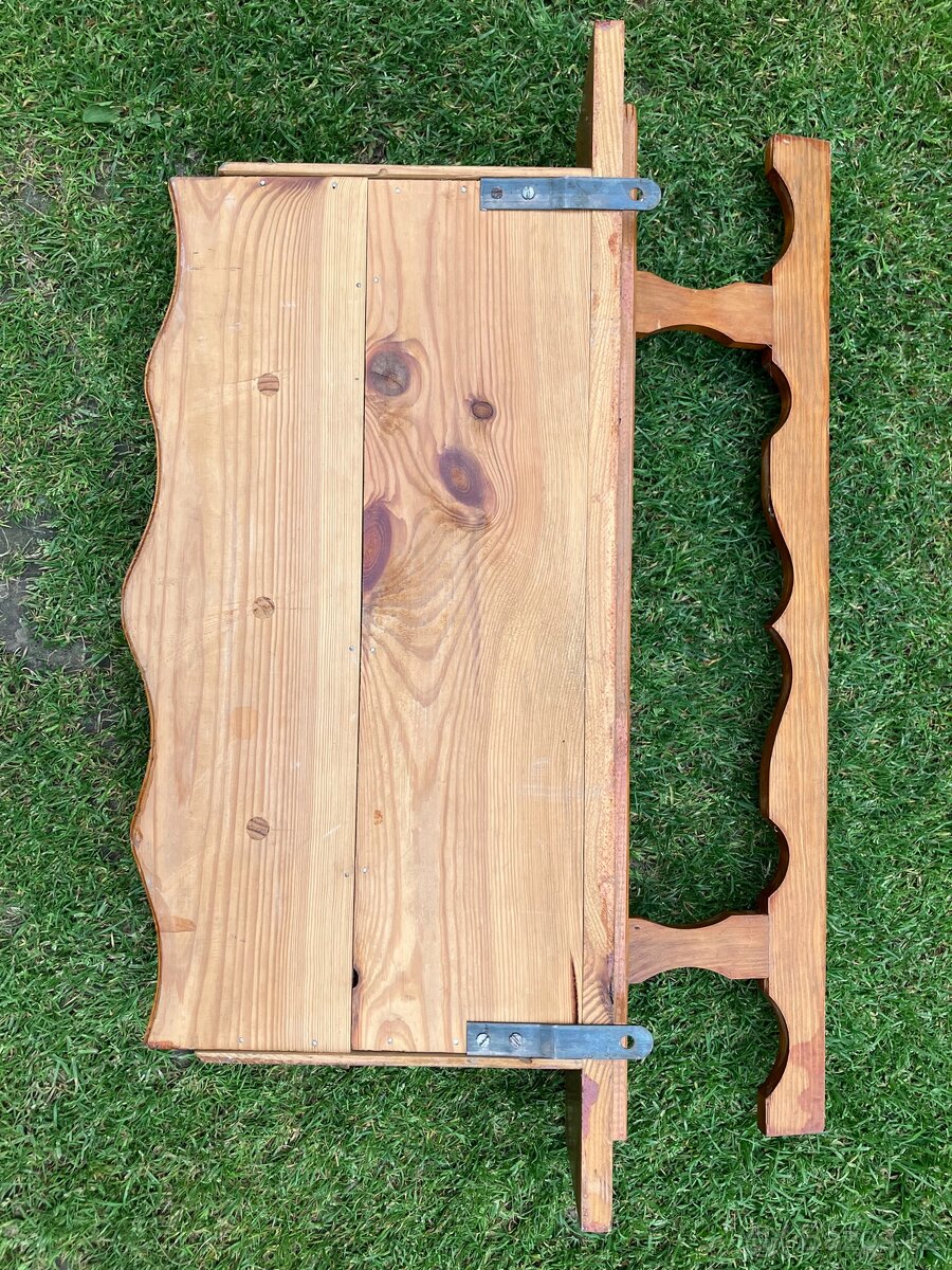 Dřevěná retro police - 2