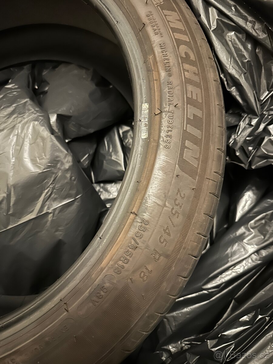 Letní sada Michelin e-Primacy 235/45 R18 pro Tesla Model 3 - 2
