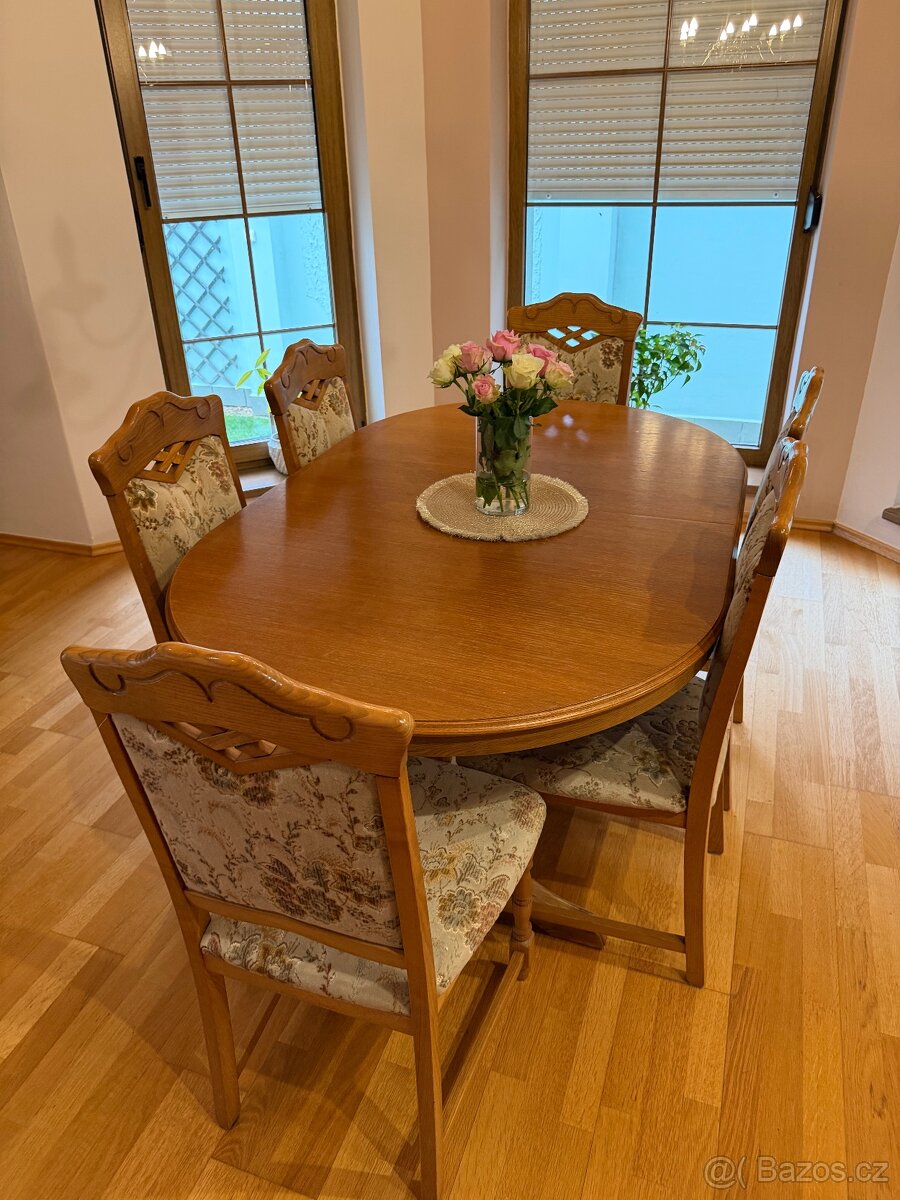 Jídelní stůl s židlemi a jídelní komoda - 2