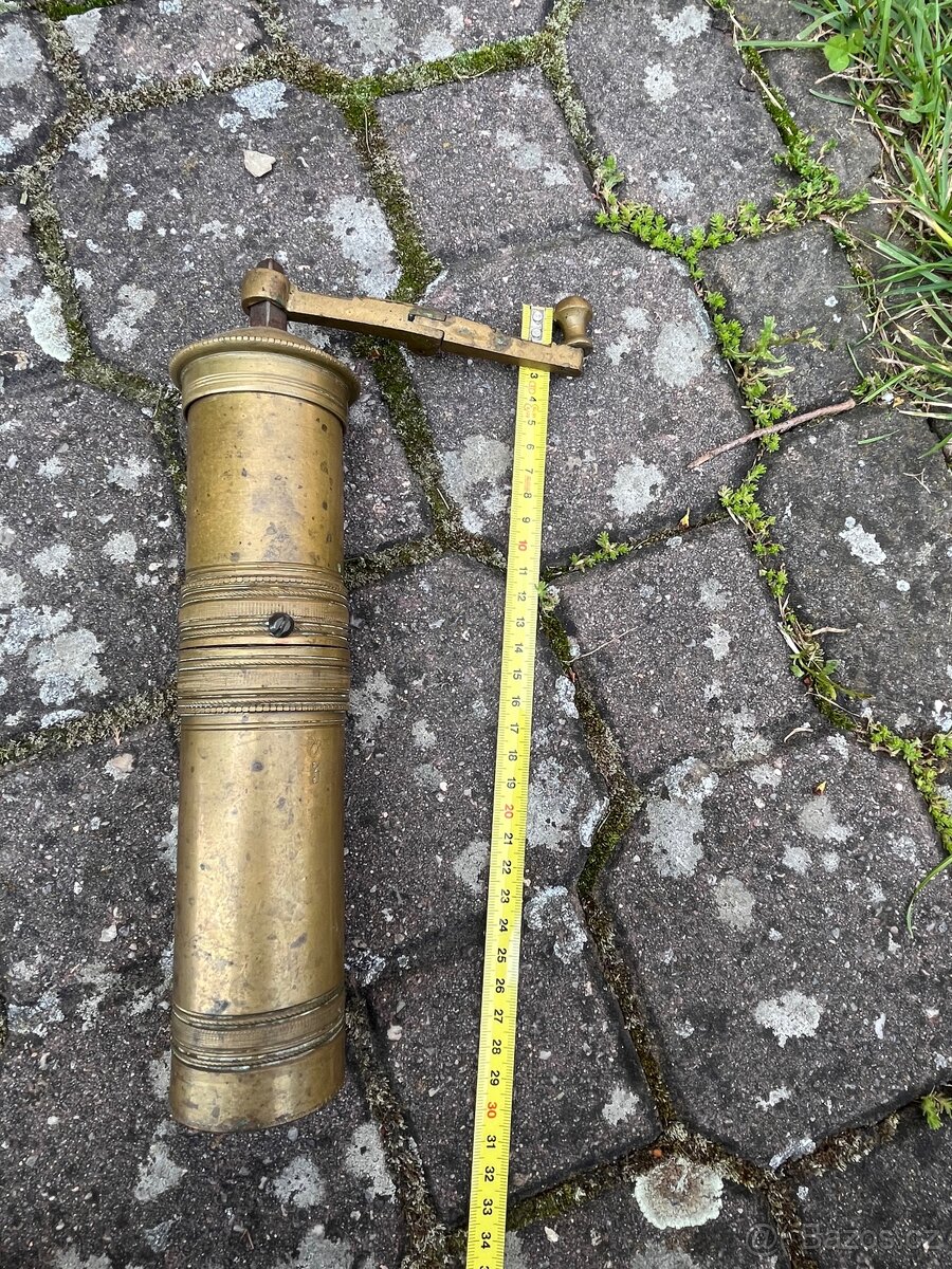 Starožitný mosazný mlínek - 2